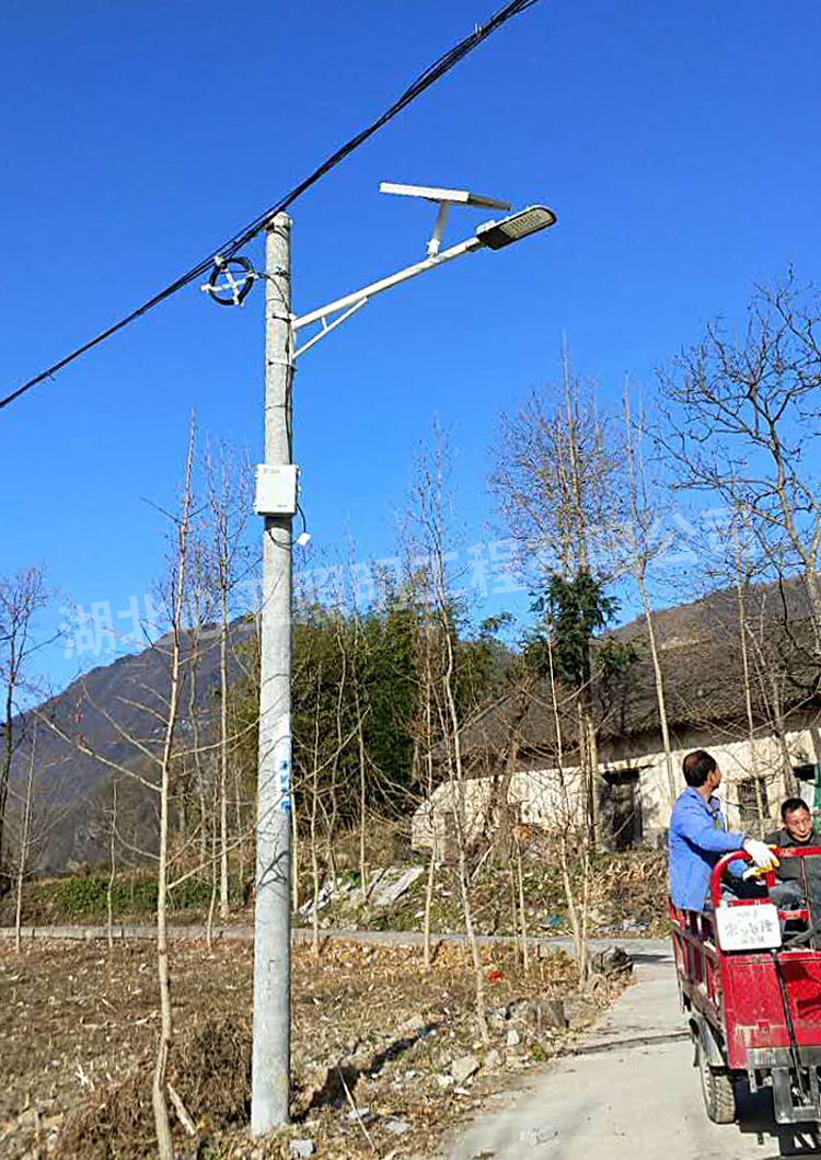 安裝在電線桿上的太陽能路燈