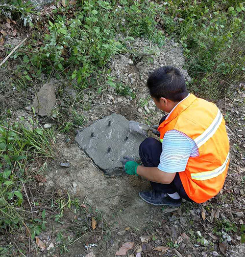 路燈基坑澆筑混凝土