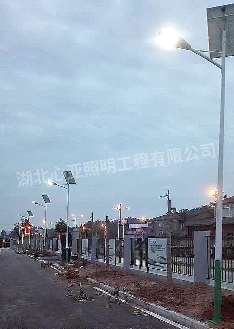 宜昌東站太陽能路燈效果3