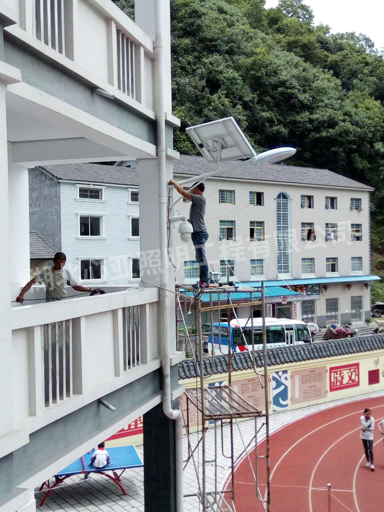 樟村坪向陽小學太陽能路燈安裝現場3